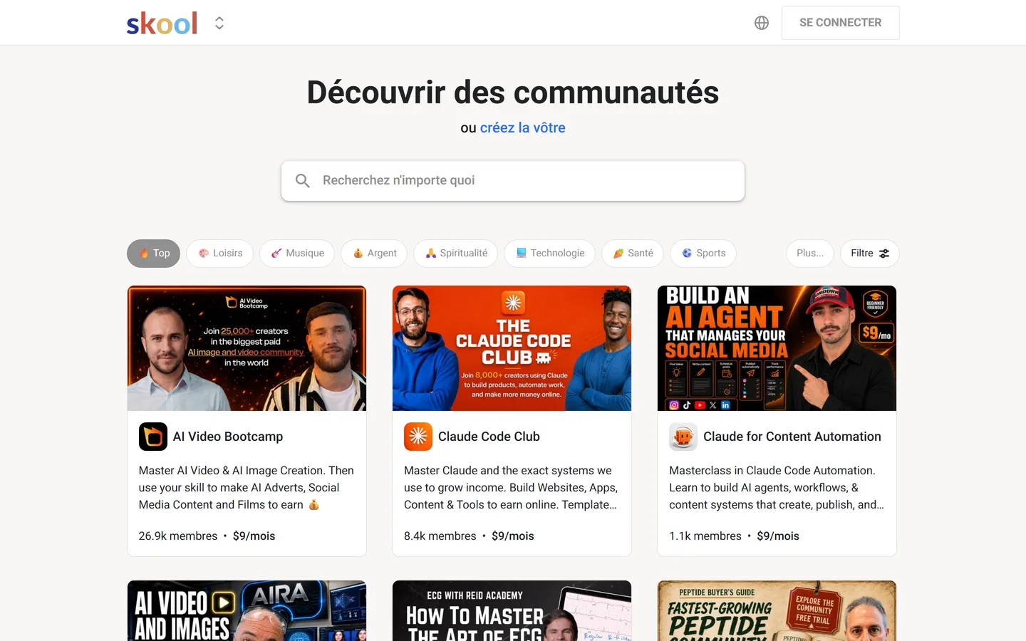 Page d'accueil de Skool en français : le bandeau de recherche Découvrir des communautés et les premières vignettes de communautés publiques avec leur nombre de membres et leur prix mensuel Page d'accueil de Skool en français : le bandeau de recherche Découvrir des communautés et les premières vignettes de communautés publiques avec leur nombre de membres et leur prix mensuel
