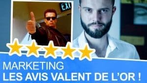 Des étoiles symbolisant une bonne recommandation d'un client, avec un professeur de marketing qui fait un pouce vers le haut.