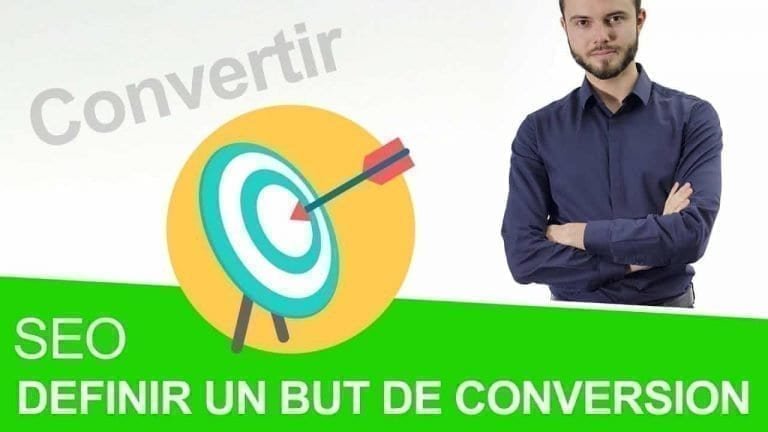Un formateur en SEO et référencement naturel est en train de montrer comment réussir à bien référencer son site sur google.