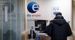 Une personne qui fait du dropshipping est chez pôle emploi pour demander des conseils dans un bureau.