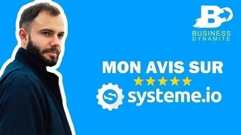 Systeme.io ou Learnybox ? Avis - voici le gagnant 2 Le logo de systeme.io avec un formateur qui montre comment créer une formation en ligne sur un fond bleu.
