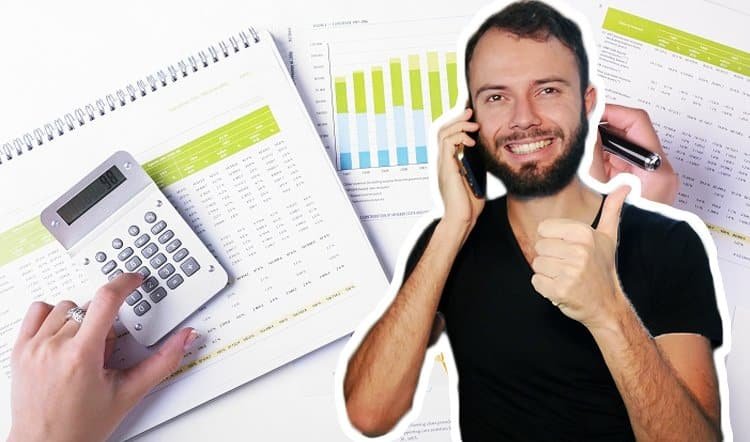 Un banquier qui fait un pro professionnel à un autre client car il a un bon prévisionnel et un bon business plan