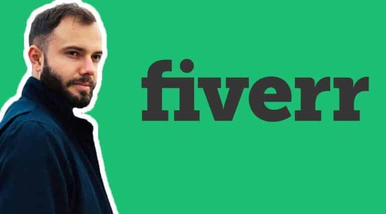 Fiverr : avis sur la plateforme de freelance et alternative 4 On retrouve le logo de fiverr avec un formateur français qui montre comment utiliser fiverr sur un fond vert ainsi que son alternative en vidéo.