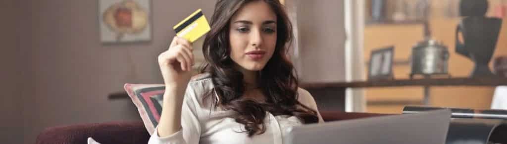 Une femme en train de faire un achat pendant le confinement sur internet