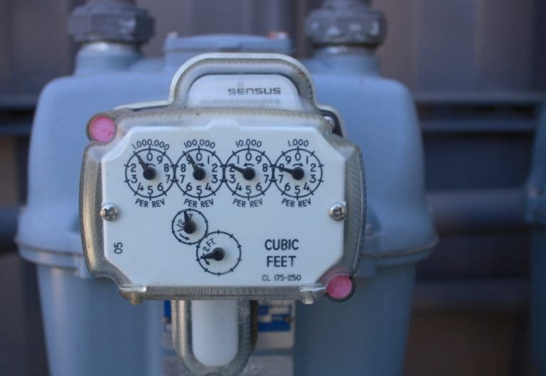 Image d'un compteur d'eau illustrant les efforts visant à réduire les frais de gaz.