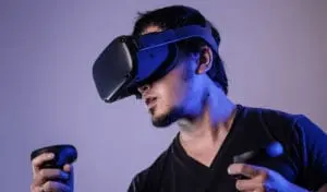 Métaverse : ce joueur est en train de jouer dans un monde virtuel grâce à un casque de réalité virtuelle.