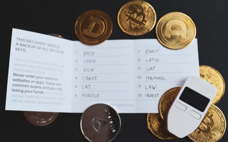 Un portefeuille de cryptomonnaie avec une phrase secrète.