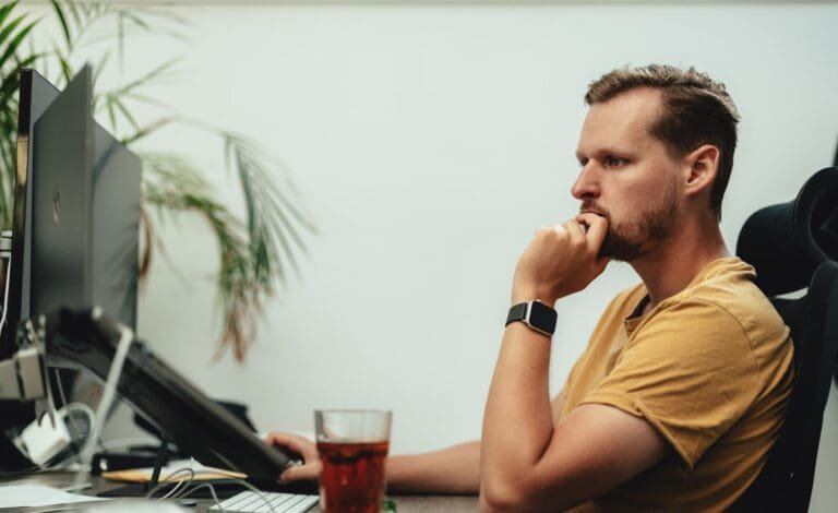 Comment gagner de l'argent quand on n'a pas d'argent? 7 Un jeune entrepreneur suivant un cours en ligne sur son ordinateur, apprenant de nouvelles compétences pour développer son entreprise en ligne