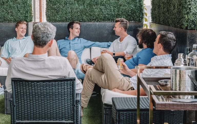 VDI: Les meilleurs MLM pour gagner sa vie 4 Un groupe de VDI en train de parler de leur salaire dans le MLM