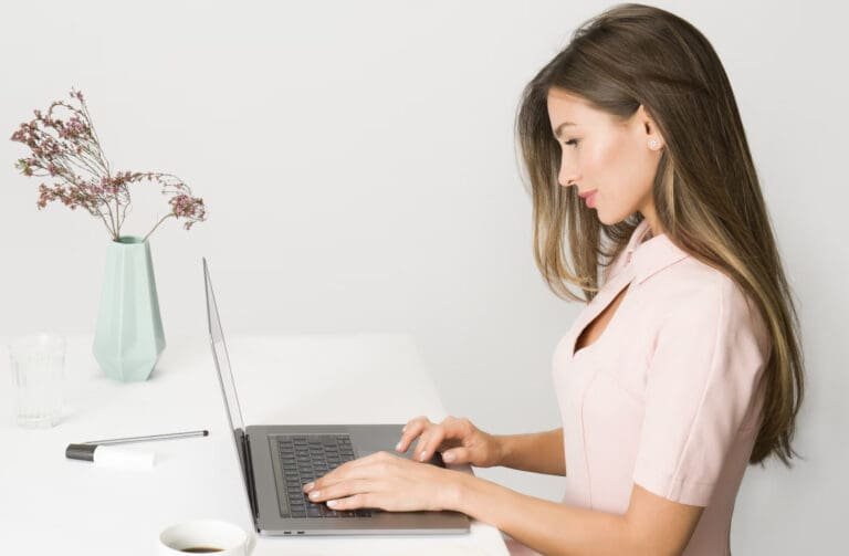 Malt, avis sur la plateforme de la part d'une freelance qui travaille sur son ordinateur