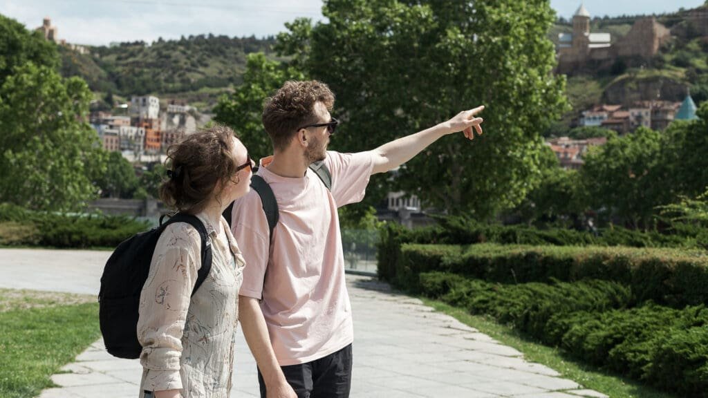 Je ne sais pas quoi faire de ma vie : la solution 2 Un jeune couple incertain quant à son avenir, désignant une ville en arrière-plan.