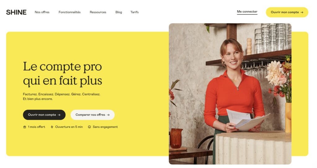 Un tutoriel complet pour débutant sur la création de votre propre site internet auto-entreprise mettant en scène une femme devant un fond jaune.