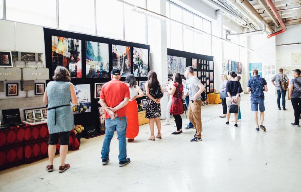 Une salle d'exposition où les gens admirent l'art dans une galerie d'art.