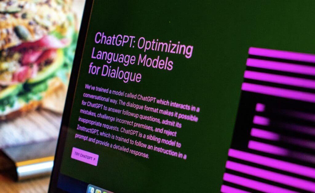 Un écran d'ordinateur avec les mots Chat-GPT optimisant automatiquement les modèles de langue pour le dialogue.