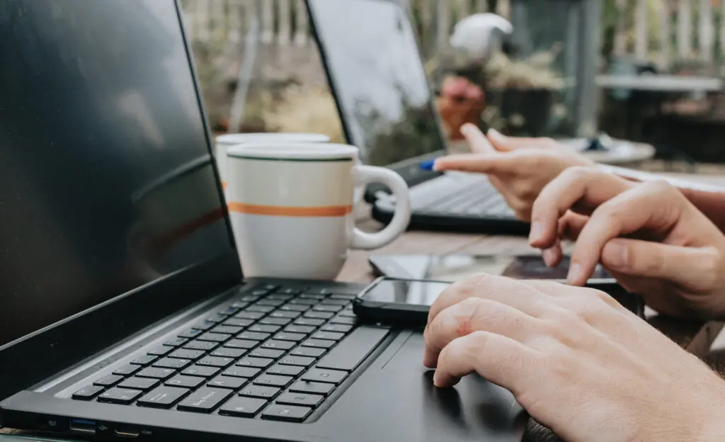 Joindre les deux bouts et arrondir ses fins de mois 3 Deux personnes utilisent des ordinateurs portables pour gagner un revenu supplémentaire et joindre les deux bouts.