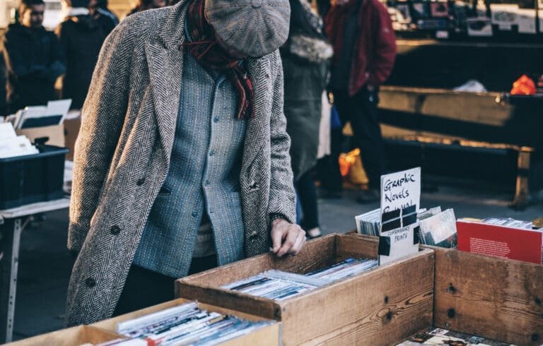 Un homme parcourant des disques dans un marché aux puces de Sabradou, connu pour ses meilleurs marchés d'occasion et ses opportunités de chasse aux bonnes affaires.