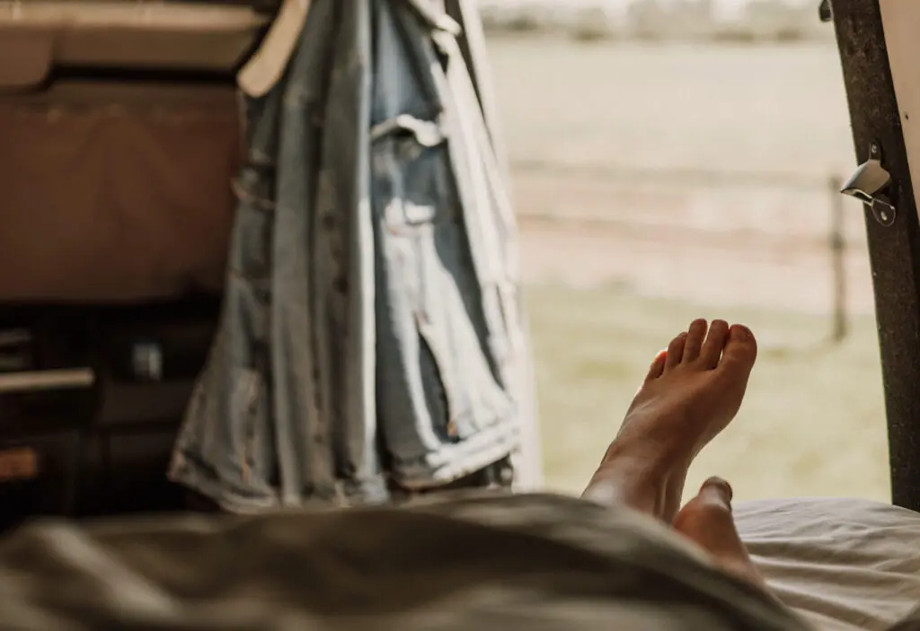 Vendre les Photos de ses Pieds : Guide Complet pour Monétiser vos Petons 3 Les pieds d'une personne dans une camionnette, monétisant ses photos de pieds.