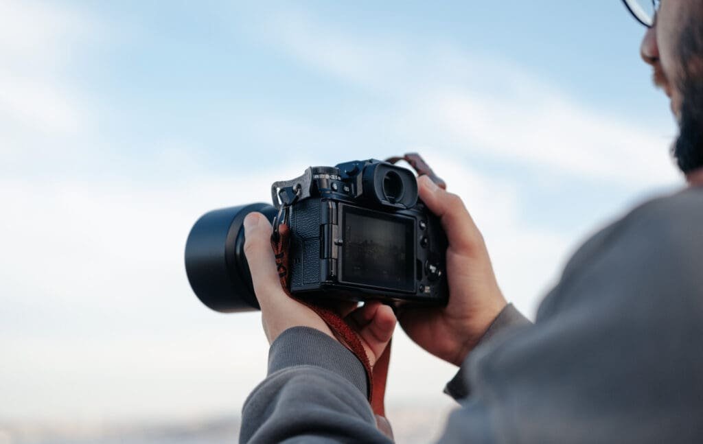 Un homme monétise ses pieds en prenant des photos.