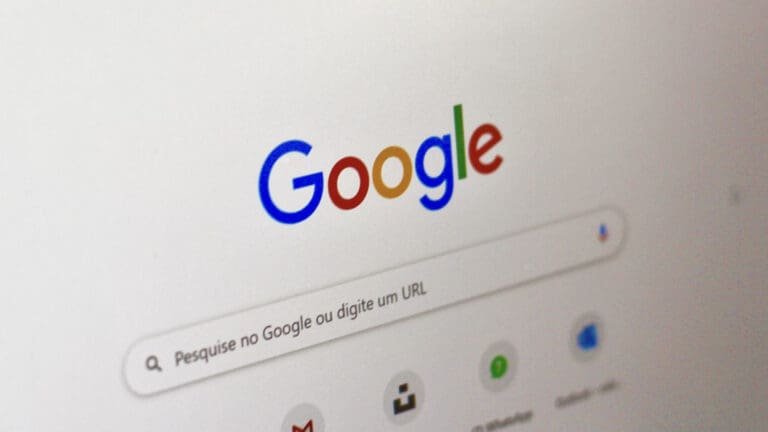 Générer les meta title et description avec une IA - SeoPress 1 L'écran de l'ordinateur affiche le logo Google.