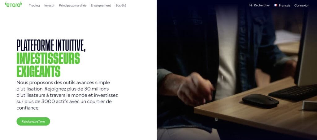 Etoro Avis - La plateforme de trading France est-elle une arnaque ? 1 Un homme travaillant sur un ordinateur sur le site Internet d'eToro, une plateforme de trading en France.