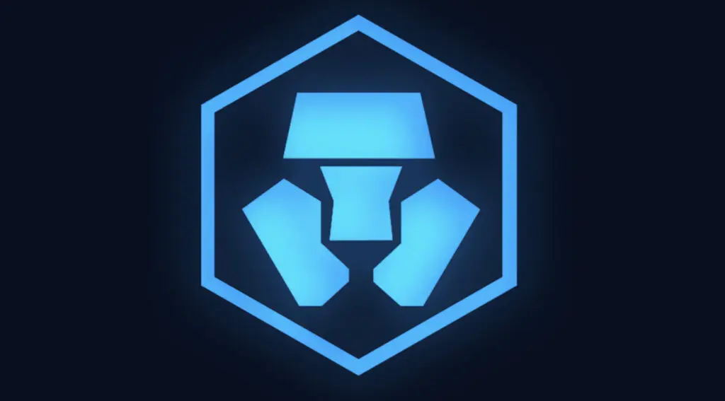 Crypto.com Avis - une plateforme et carte visa incroyable 12 Un logo bleu présentant l'image d'un homme portant un casque, conçu pour le service Carte Visa de Crypto.com avec un excellent avis client.