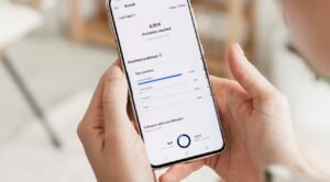 Un smartphone avec Instagram qui montre un profil qui a augmenté son nombre de vues.