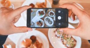 Un reels de nourriture est en train d'être filmé avec un smartphone.