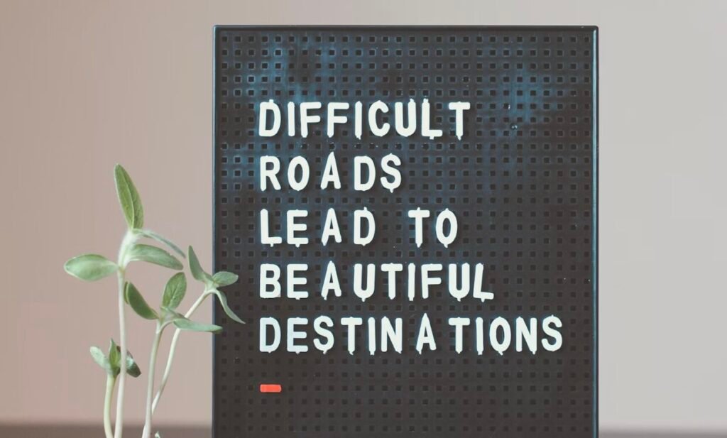 MINDSET : 7 étapes pour reprogrammer son cerveau 2 Une citation de mindset qui dit " les chemins difficiles mènent aux plus belles destinations "