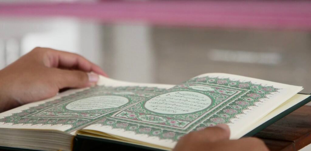 Le dropshipping est-il halal ou haram d'un point de vue Islamique ? 3 Le coran avec ses pages liées au commerce pour savoir si c'est halal ou haram.