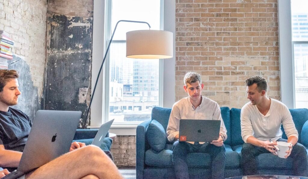 B2B ou b to b : tout comprendre en 4 étapes 2 Un débat dans une entreprise en B2B.