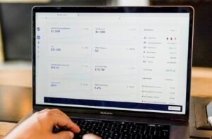 Un écran d'ordinateur d'un entrepreneur qui montre ses revenus passifs