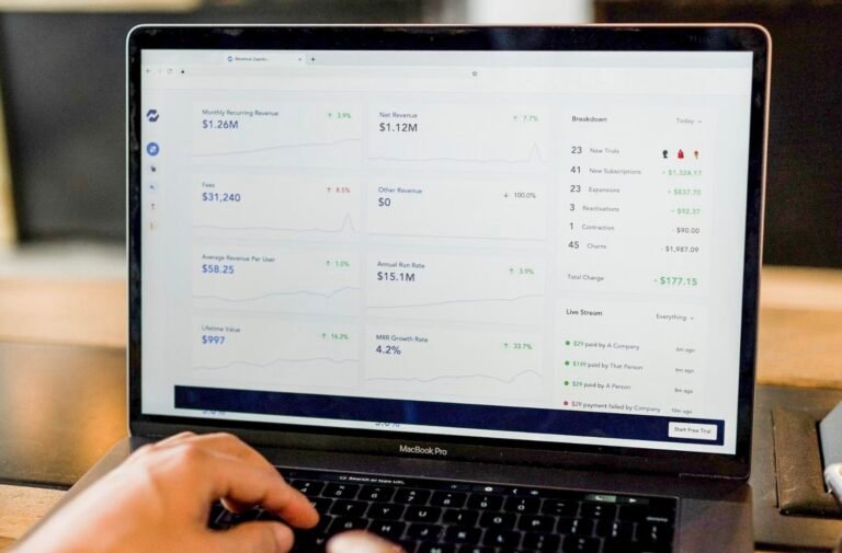 Revenu passif : ces 23 idées pour en créer facilement 5 Un écran d'ordinateur d'un entrepreneur qui montre ses revenus passifs