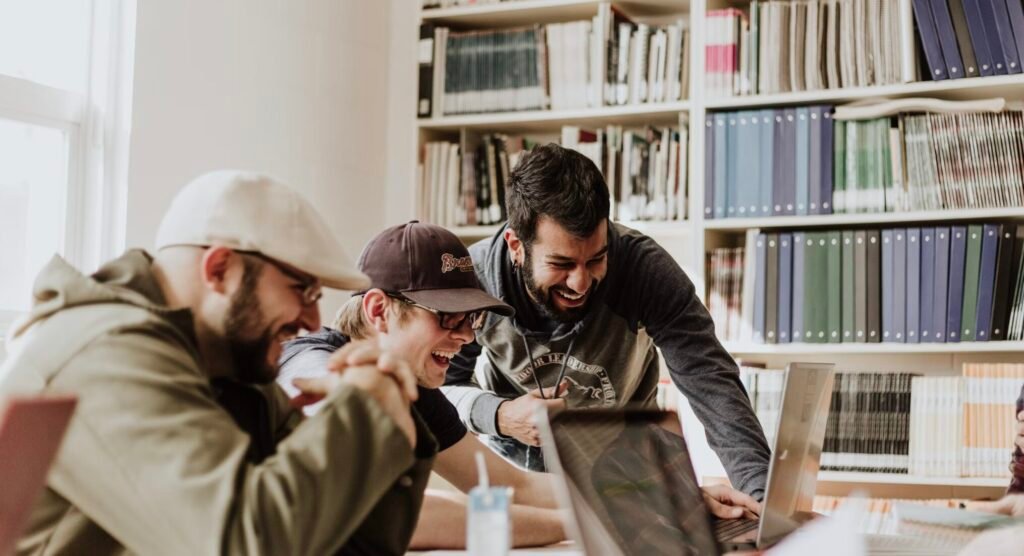 Insight : mais qu'est ce que c'est ? 2 Une équipe heureuse en train de faire de l'insight.