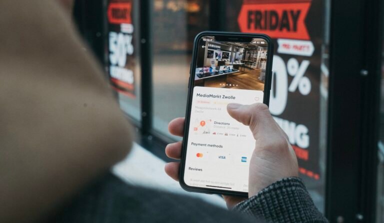 Une personne en train de faire du live shopping