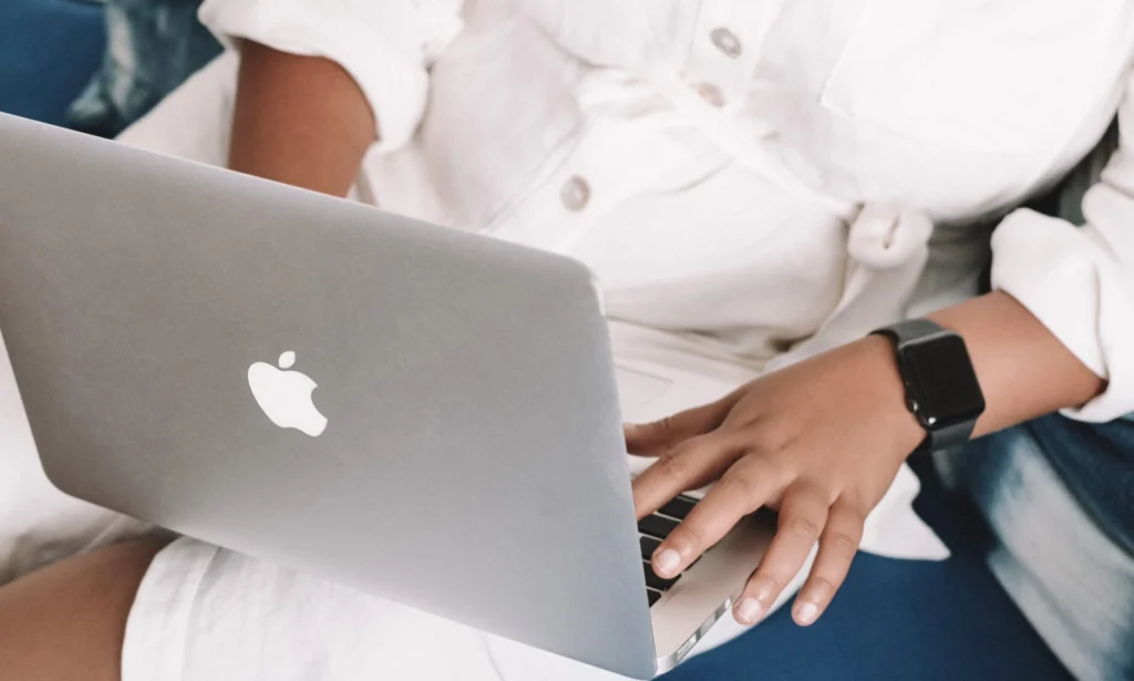 Qu'est ce que l'infoprenariat et ses opportunités ? 2 Une femme en train de créer un site d'infoprenariat et vendre sa formation en ligne.