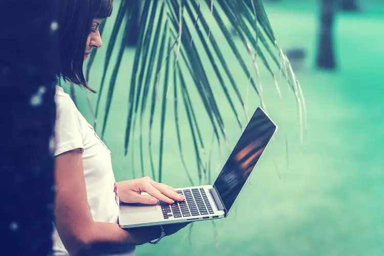 Travailler chez soi en répondant à des mails 1 Travailler