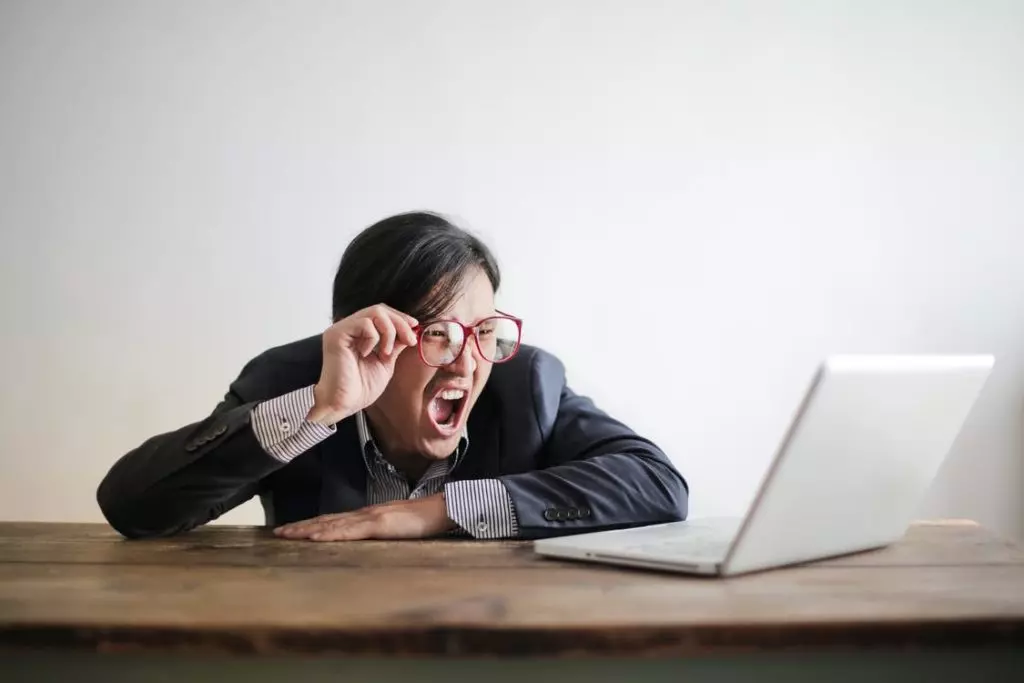 Quels sont les risques du E-commerce ? 2 Risques du E-commerce - Prendre des précautions pour éviter les mauvaises surprises