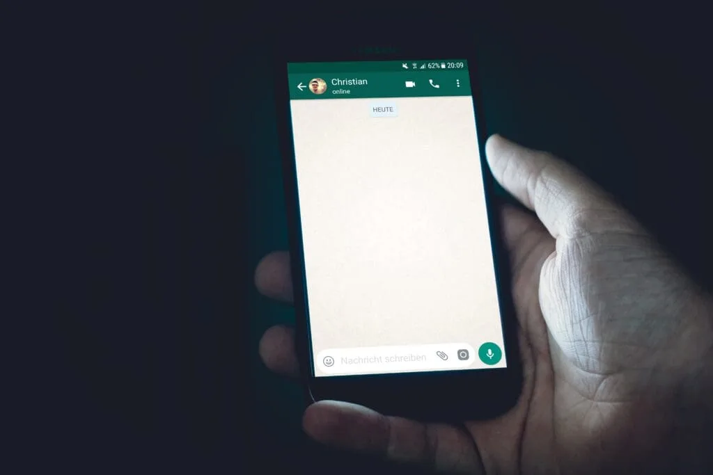 Comment WhatsApp Peut Aider à Augmenter vos Clients en E-commerce 1 Une personne utilisant WhatsApp sur un smartphone.