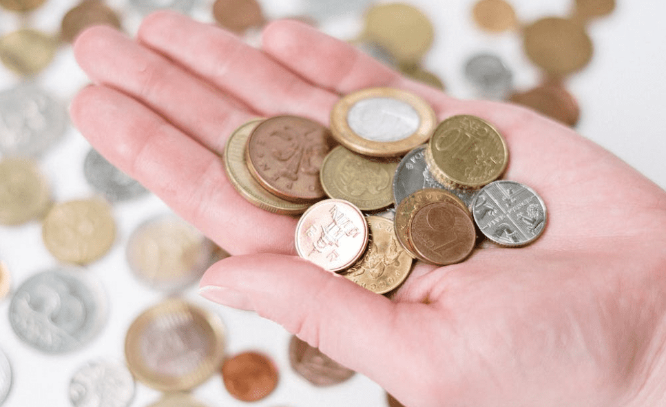 Combien investir par mois en dropshipipng pour gagner de l'argent sur internet, on montre le coût mensuel