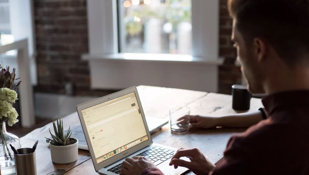 Un entrepreneur en train de créer une entreprise de dropshipping