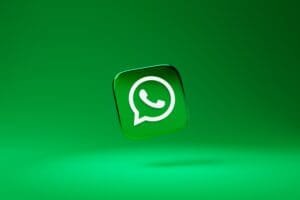 Logo WhatsApp sur fond vert.