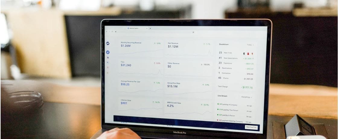 Un tableau de bord avec les taxes et les ventes réalisées, donc beaucoup de tva à 20% à payer