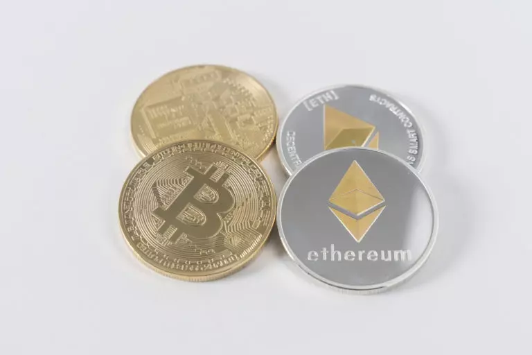 Comment utiliser Poocoin et à quoi sert il ? 1 four round silver colored and gold colored Bitcoins