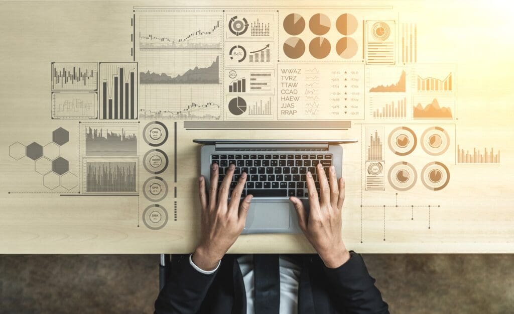 Comment gagner 1 million d'euros grâce à un business ? 3 Un homme d'affaires utilisant un ordinateur portable avec des graphiques.