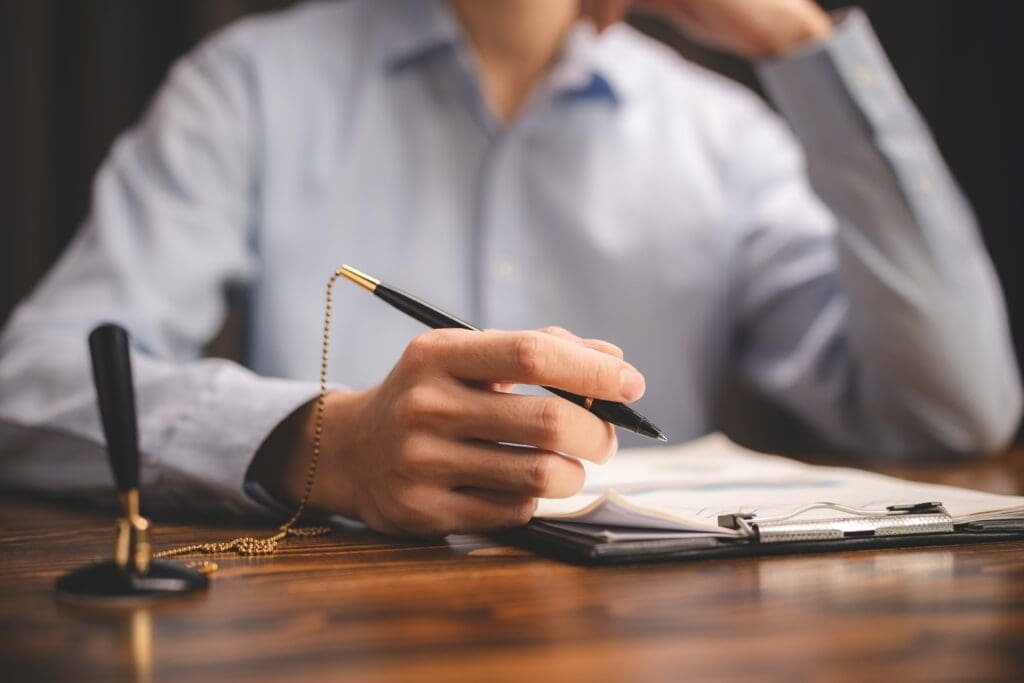 Crédit Express et Micro Crédit : Comment bien choisir ? 2 Un homme choisit entre les services Crédit Express et Micro Crédit.