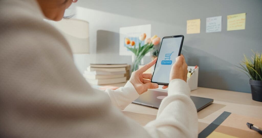 Une femme utilise un smartphone à son bureau. (en français, alternatives)