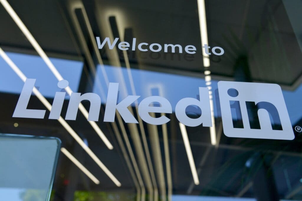 Le logo Linkedin est affiché sur la porte d'un immeuble.