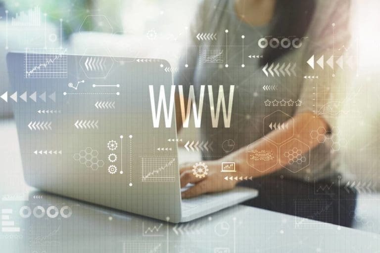 Pourquoi préférer un hébergeur français pour votre site web ? 6 Une femme utilise un ordinateur portable pour gérer son site Web en français.