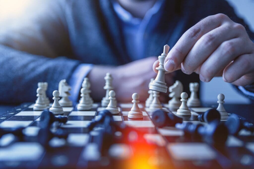 Par définition, un homme est engagé dans une partie d'échecs, affichant son état d'esprit concentré sur l'échiquier.