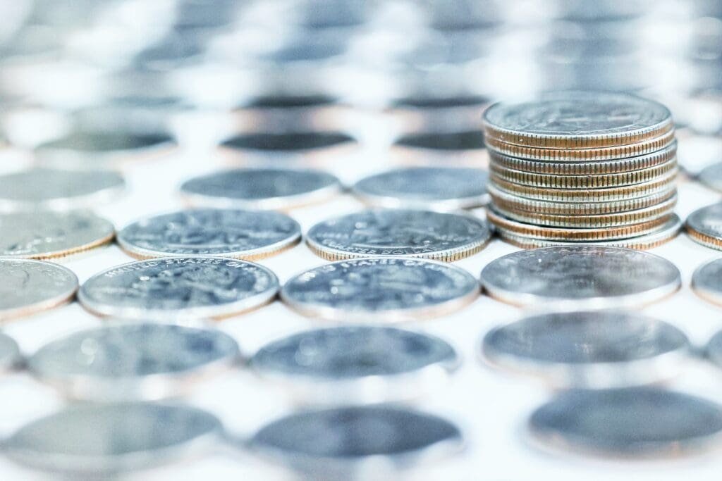 Comment gagner 1 million d'euros grâce à un business ? 2 Une pile de pièces d'argent sur fond blanc.